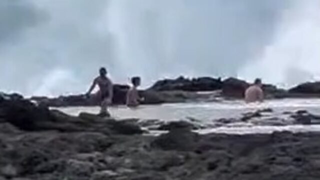 Un video aterrador filmado en la paradisíaca playa de Hawaii muestra por qué nunca debes darle la espalda al océano
